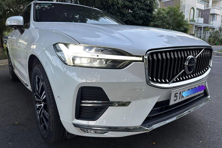 Trong quá khứ, diễn viên Ngọc Lan gắn liền với nhiều mẫu xe đắt tiền như MINI Cooper được Thanh Bình (chồng cũ) tặng vào năm 2018 nhân dịp sinh nhật, hay chiếc BMW 5-Series màu xanh dương... Đến năm 2020, cô được sở hữu thêm một chiếc Mercedes-Benz E-Class. Mức giá xe Volvo XC60 2021 của Ngọc Lan đang được rao bán 2,1 tỷ đồng.