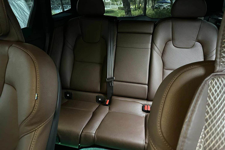 Ngoài ra, xe có đầy đủ các tính năng an toàn tiên tiến nhất như cảnh báo điểm mù, hỗ trợ giữ làn đường, ga tự động thích ứng khoảng cách, hỗ trợ lái tự động, camera 360 độ và hỗ trợ đỗ xe tự động. 