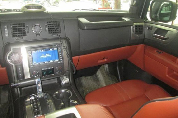 Các tính năng tiêu chuẩn bao gồm điều hòa không khí với điều khiển khí hậu ba vùng, ghế bọc da, ghế trước và sau có sưởi, ghế trước chỉnh điện 8 hướng, vô lăng bọc da với điều khiển radio...