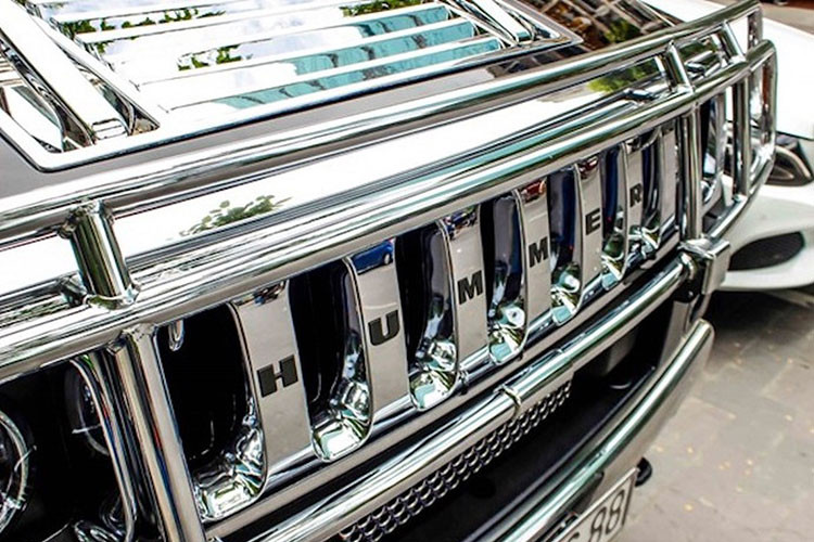 Các trang bị an toàn có hệ thống treo thanh xoắn phía trước độc lập, kiểm soát hành trình, hệ thống treo lò xo cuộn 5 liên kết phía sau được tạo riêng cho H2, lốp ngoại cỡ với bánh xe Hummer, dụng cụ mở cửa nhà để xe đa năng và khởi động động cơ từ xa (2008–2009).