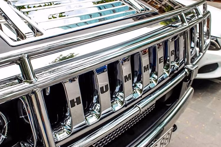 Các trang bị an toàn có hệ thống treo thanh xoắn phía trước độc lập, kiểm soát hành trình, hệ thống treo lò xo cuộn 5 liên kết phía sau được tạo riêng cho H2, lốp ngoại cỡ với bánh xe Hummer, dụng cụ mở cửa nhà để xe đa năng và khởi động động cơ từ xa (2008–2009).