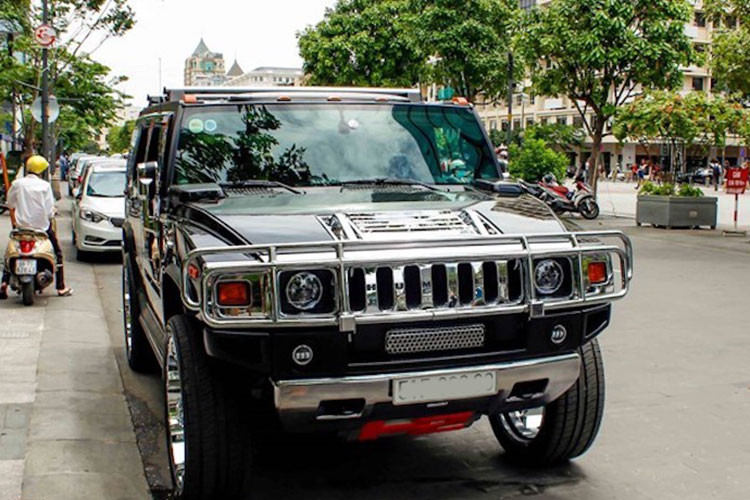 Hummer H2 được mệnh danh là 1 trong những chiếc xe SUV "uống xăng như nước lã", cụ thể, các phiên bản xe từ năm 2002 đến 2009 có mức tiêu thụ nhiên liệu thấp nhất là 22 lít/100 km, cao nhất lên đến 26 lít/km.Hiện tại, các mẫu xe Hummer H2 đang giao dịch trên thị trường không có nhiều, trong đó, có 3 xe được rao bán từ 2,19 tỷ đồng đến 4 tỷ đồng.