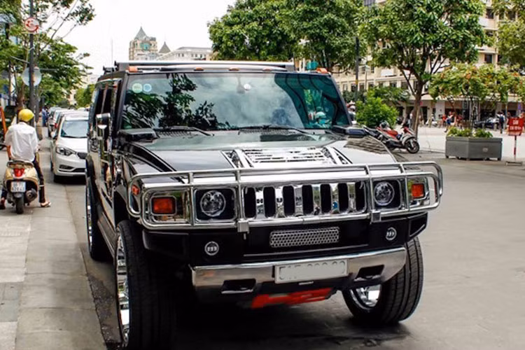 Hummer H2 được mệnh danh là 1 trong những chiếc xe SUV "uống xăng như nước lã", cụ thể, các phiên bản xe từ năm 2002 đến 2009 có mức tiêu thụ nhiên liệu thấp nhất là 22 lít/100 km, cao nhất lên đến 26 lít/km.Hiện tại, các mẫu xe Hummer H2 đang giao dịch trên thị trường không có nhiều, trong đó, có 3 xe được rao bán từ 2,19 tỷ đồng đến 4 tỷ đồng.