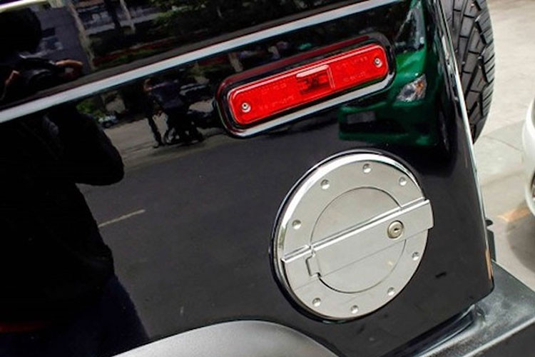 SUV hạng sang cỡ lớn Hummer H2 ban đầu được trang bị động cơ V8, dung tích 6.0 lít, sau đó nâng cấp lên 6.2 lít. Nhờ đó mà xe H2 của Hummer sản sinh công suất tối đa 316 mã lực đến 393 mã lực, tại vòng tua máy 5.200 vòng/phút và mô-men xoắn cực đại 495 Nm tại vòng tua máy 4.000 vòng/phút.