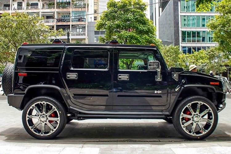 Động cơ xe đi kèm hộp số tự động 4 cấp cho bản cũ, từ năm 2008, xe được trang bị hộp số 6 cấp, nhờ đó mà chiếc SUV hạng sang cỡ lớn Hummer H2 có thời gian tăng tốc từ vị trí xuất phát lên 100 km/h chỉ trong thời gian từ 9,1 giây đến 10,9 giây.