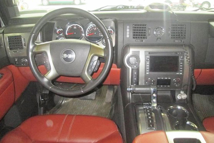 Tùy vào độ chịu chơi của chủ nhân mà các xe Hummer H2 có thể lắp mâm tiêu chuẩn theo xe cho đến các bộ mâm độ, có kích thước lên đến 26 inch, rất hầm hố. Mặc dù ngoại thất có thiết kế dữ dằn, chẳng khác gì các mẫu xe bọc thép trong quân đội nhưng nội thất của SUV hạng sang cỡ lớn Hummer H2 lại khá nghèo nàn về công nghệ.