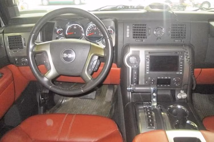 Tùy vào độ chịu chơi của chủ nhân mà các xe Hummer H2 có thể lắp mâm tiêu chuẩn theo xe cho đến các bộ mâm độ, có kích thước lên đến 26 inch, rất hầm hố. Mặc dù ngoại thất có thiết kế dữ dằn, chẳng khác gì các mẫu xe bọc thép trong quân đội nhưng nội thất của SUV hạng sang cỡ lớn Hummer H2 lại khá nghèo nàn về công nghệ.