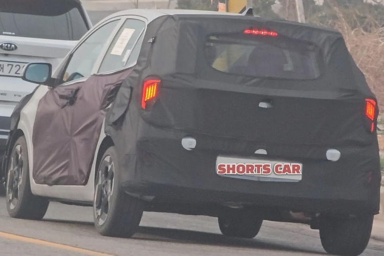 Tương tự cản trước, cản sau của xe có lẽ cũng sẽ được cải tiến thiết kế. Hiện chưa có hình ảnh chụp khu vực nội thất của Kia Morning 2024. Theo dự đoán, mẫu xe hạng A này sẽ được cải tiến nội thất tương tự Hyundai i10 2023 mới ra mắt ở thị trường châu Âu. Nếu đúng như vậy, xe cũng sẽ có thêm bảng đồng hồ kỹ thuật số 4,2 inch, đèn viền ở khu vực sàn đặt chân, màn hình cảm ứng trung tâm hỗ trợ Apple CarPlay/Android Auto không dây, sạc điện thoại không dây và cổng USB Type C.