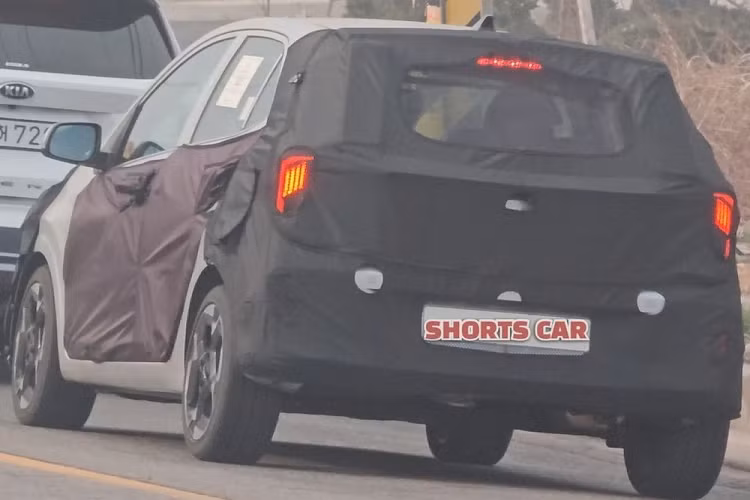 Tương tự cản trước, cản sau của xe có lẽ cũng sẽ được cải tiến thiết kế. Hiện chưa có hình ảnh chụp khu vực nội thất của Kia Morning 2024. Theo dự đoán, mẫu xe hạng A này sẽ được cải tiến nội thất tương tự Hyundai i10 2023 mới ra mắt ở thị trường châu Âu. Nếu đúng như vậy, xe cũng sẽ có thêm bảng đồng hồ kỹ thuật số 4,2 inch, đèn viền ở khu vực sàn đặt chân, màn hình cảm ứng trung tâm hỗ trợ Apple CarPlay/Android Auto không dây, sạc điện thoại không dây và cổng USB Type C.