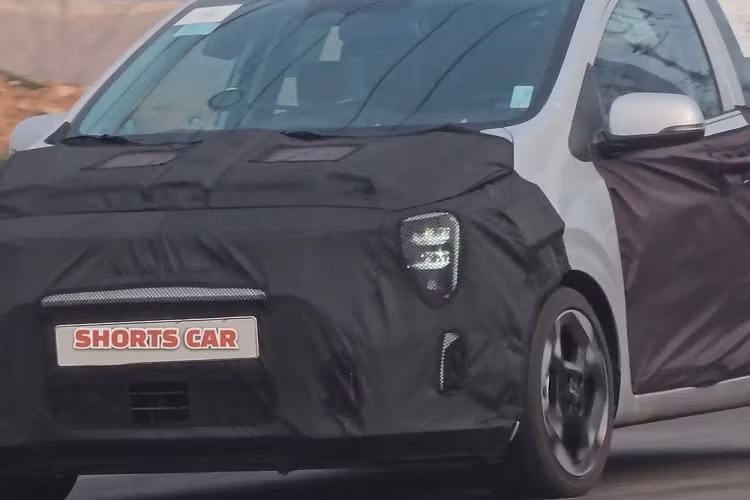 Điều đầu tiên cần phải nhắc đến chính là thiết kế ngoại thất của Kia Morning mới. Bên ngoài, mẫu xe này trông như phiên bản thu nhỏ của Kia Sorento 2024 hiện cũng đang được chạy thử. Nguyên nhân là bởi cả Kia Morning và Sorento 2024 đều lấy cảm hứng thiết kế từ mẫu ô tô điện EV9 mới. Sự tương đồng giữa Kia Morning và Sorento 2024 nằm ở cụm đèn pha mới. Tương tự Kia EV9 2024, hai mẫu xe này cùng được trang bị đèn pha LED nằm dọc mới.