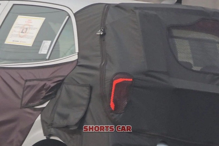 Tuy là xe giá rẻ nhưng Kia Morning 2024 vẫn phải đáp ứng tiêu chuẩn an toàn mới nhất tại châu Âu và Úc. Theo tiêu chuẩn mới này, xe phải được trang bị hệ thống phanh khẩn cấp tự động và những tính năng an toàn chủ động ADAS khác. Do đó, Kia Morning 2024 hứa hẹn sẽ có thêm những tính năng an toàn mới giống Hyundai i10 ở châu Âu như hệ thống hỗ trợ tránh va chạm sớm với tính năng phát hiện người đi bộ/xe đạp, hệ thống hỗ trợ giữ làn đường và cảnh báo còn hành khách trên hàng ghế sau.