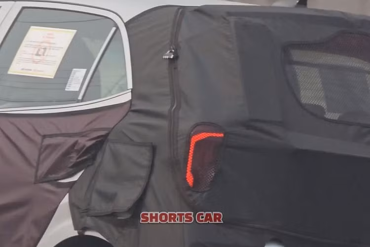 Tuy là xe giá rẻ nhưng Kia Morning 2024 vẫn phải đáp ứng tiêu chuẩn an toàn mới nhất tại châu Âu và Úc. Theo tiêu chuẩn mới này, xe phải được trang bị hệ thống phanh khẩn cấp tự động và những tính năng an toàn chủ động ADAS khác. Do đó, Kia Morning 2024 hứa hẹn sẽ có thêm những tính năng an toàn mới giống Hyundai i10 ở châu Âu như hệ thống hỗ trợ tránh va chạm sớm với tính năng phát hiện người đi bộ/xe đạp, hệ thống hỗ trợ giữ làn đường và cảnh báo còn hành khách trên hàng ghế sau.