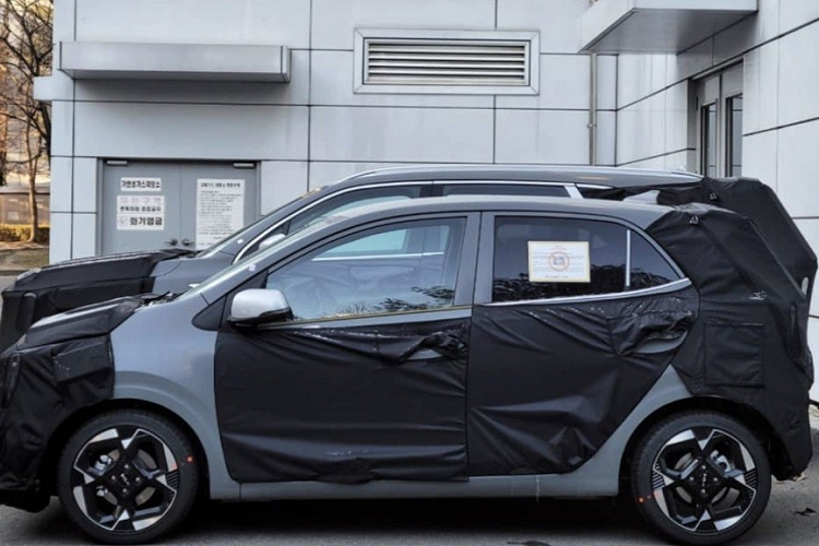 Trên cản trước còn xuất hiện hốc gió trung tâm và khe gió nằm dọc mới ở hai góc. Là phiên bản nâng cấp giữa vòng đời nên Kia Morning 2024 dự kiến sẽ giữ nguyên thiết kế sườn xe, trừ vành la-zăng. Chiếc xe dùng để chạy thử được trang bị vành la-zăng mới với thiết kế 4 chấu kép và phay xước 2 màu. Vòng về phía sau, chúng ta sẽ bắt gặp cụm đèn hậu LED nằm dọc mới, gợi liên tưởng đến Kia Seltos 2023 đang bán tại nhiều thị trường như Hàn Quốc hay Mỹ.