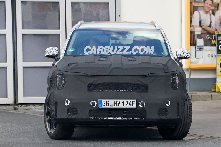 Với Kia Morning 2024, đèn pha này có 2 bóng LED bên trong và được bao quanh bằng dải đèn LED định vị ban ngày. Cụm đèn này chẳng những hứa hẹn tăng hiệu quả chiếu sáng mà còn giúp "thăng hạng nhan sắc" cho mẫu xe hạng A đến từ Hàn Quốc. Ngoài đèn pha, sẽ không bất ngờ nếu Kia Morning 2024 được trang bị cả lưới tản nhiệt mới. Ngay cả cản trước của xe dự kiến cũng sẽ thay đổi thiết kế so với phiên bản cũ. 