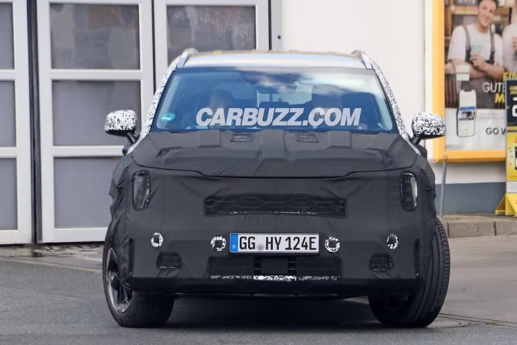 Với Kia Morning 2024, đèn pha này có 2 bóng LED bên trong và được bao quanh bằng dải đèn LED định vị ban ngày. Cụm đèn này chẳng những hứa hẹn tăng hiệu quả chiếu sáng mà còn giúp "thăng hạng nhan sắc" cho mẫu xe hạng A đến từ Hàn Quốc. Ngoài đèn pha, sẽ không bất ngờ nếu Kia Morning 2024 được trang bị cả lưới tản nhiệt mới. Ngay cả cản trước của xe dự kiến cũng sẽ thay đổi thiết kế so với phiên bản cũ. 