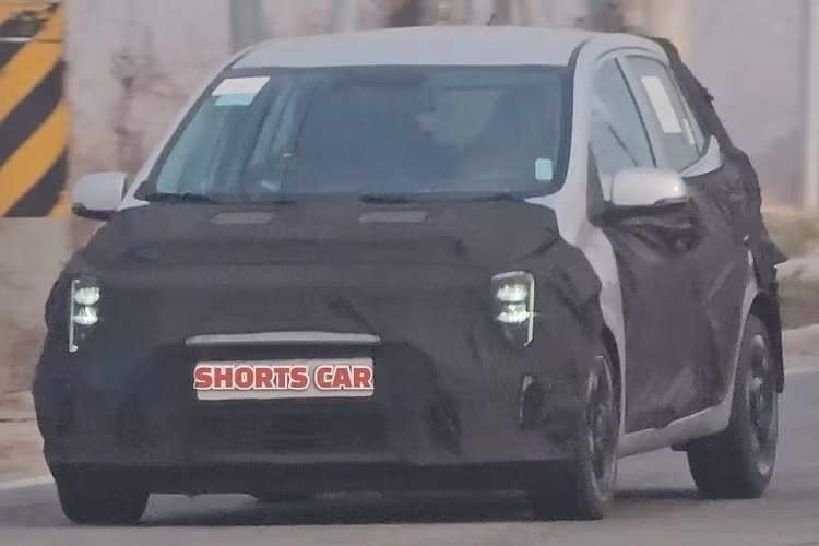 Trong thời gian qua, cánh săn ảnh tại Hàn Quốc đã liên tục bắt gặp phiên bản mới của dòng xe giá rẻ Morning (hay còn gọi là Picanto ở châu Âu) trên đường phố. Khi chạy thử, những chiếc xe hatchback hạng A này vẫn được ngụy trang kín mít, chỉ lộ một số chi tiết ngoại thất. Tuy nhiên, chỉ bấy nhiêu thôi cũng đủ cho thấy Kia Morning 2024 sẽ thay đổi đáng kể so với phiên bản cũ.