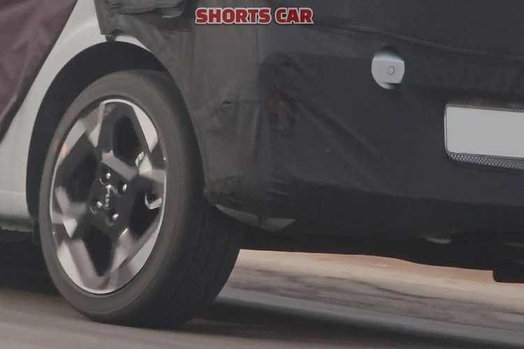 Động cơ của Kia Morning 2024 nhiều khả năng sẽ giữ nguyên như cũ. Tại thị trường châu Âu, xe sẽ có 2 tùy chọn động cơ xăng, đầu tiên là máy 4 xi-lanh, dung tích 1.2L, sản sinh công suất tối đa 83 mã lực và mô-men xoắn cực đại 122 Nm. Hai con số tương ứng của động cơ 3 xi-lanh, tăng áp, dung tích 1.0L là 100 mã lực và 172 Nm. Theo dự đoán, Kia Morning 2024 sẽ chính thức trình làng tại thị trường châu Âu vào cuối năm nay. Sau đó, xe sẽ lần lượt ra mắt những thị trường khác trên thế giới, bao gồm cả Việt Nam.