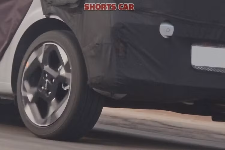 Động cơ của Kia Morning 2024 nhiều khả năng sẽ giữ nguyên như cũ. Tại thị trường châu Âu, xe sẽ có 2 tùy chọn động cơ xăng, đầu tiên là máy 4 xi-lanh, dung tích 1.2L, sản sinh công suất tối đa 83 mã lực và mô-men xoắn cực đại 122 Nm. Hai con số tương ứng của động cơ 3 xi-lanh, tăng áp, dung tích 1.0L là 100 mã lực và 172 Nm. Theo dự đoán, Kia Morning 2024 sẽ chính thức trình làng tại thị trường châu Âu vào cuối năm nay. Sau đó, xe sẽ lần lượt ra mắt những thị trường khác trên thế giới, bao gồm cả Việt Nam.