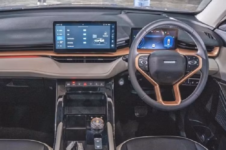 Haval H6 cũng thu hút khách hàng bởi hàng loạt tính năng an toàn cao cấp nhất phân khúc như 6 túi khí, phanh đĩa trên 4 bánh, camera 360 độ, phanh khẩn cấp tự động trên đường thẳng/tại giao lộ, hệ thống kiểm soát hành trình thích ứng, kiểm soát hành trình ở tốc độ thấp TJA, cảnh báo va chạm phía trước, cảnh báo lệch làn đường, hỗ trợ giữ làn đường, hỗ trợ đưa xe vào giữa làn đường, cảnh báo điểm mù…