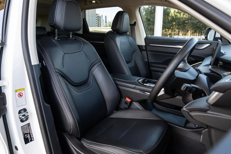 Ra mắt tại Việt Nam, dự kiến, Haval H6 sẽ chỉ có một phiên bản hybrid dùng động cơ xăng 1.5 lít, I4 tăng áp kết hợp với một mô tơ điện sản sinh ra tổng công suất cực đại đạt 243 mã lực và mô men xoắn cực đại đạt 530 Nm, kết hợp hộp số ly hợp kép 7 cấp và dẫn động cầu trước. Bản hybrid này chỉ tiêu thụ xăng trung bình khoảng 5,2 lít/100 km.