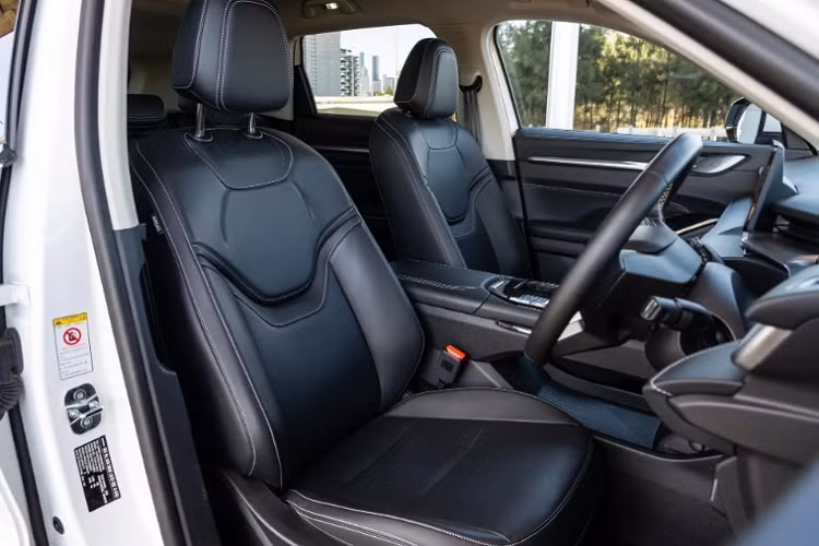 Ra mắt tại Việt Nam, dự kiến, Haval H6 sẽ chỉ có một phiên bản hybrid dùng động cơ xăng 1.5 lít, I4 tăng áp kết hợp với một mô tơ điện sản sinh ra tổng công suất cực đại đạt 243 mã lực và mô men xoắn cực đại đạt 530 Nm, kết hợp hộp số ly hợp kép 7 cấp và dẫn động cầu trước. Bản hybrid này chỉ tiêu thụ xăng trung bình khoảng 5,2 lít/100 km.