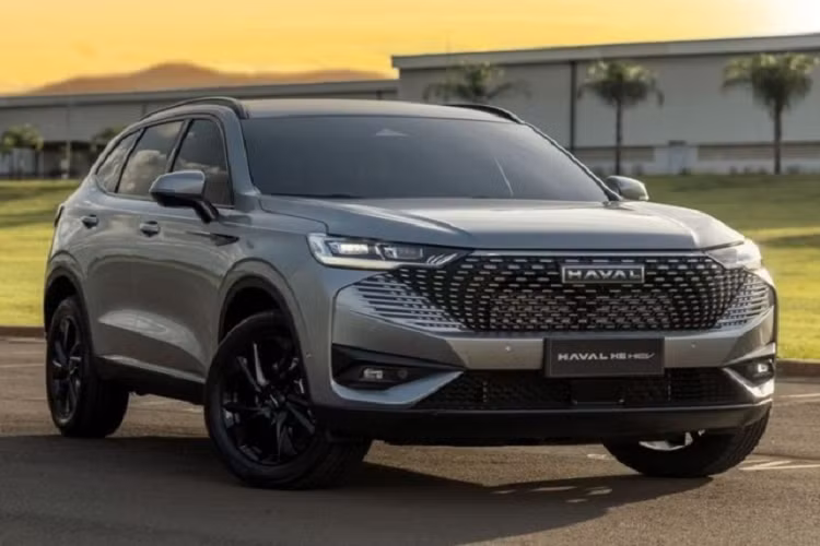 Dù cùng phân khúc nhưng Haval H6 lại sở hữu kích thước có phần nhỉnh hơn đôi chút với các đối thủ. Xe có chiều dài x rộng x cao lần lượt là 4.653 x1.886 x 1.724 (mm), chiều dài cơ sở 2.738 mm. So với các mẫu SUV-C hiện có ở nước ta, dòng xe đến từ Trung Quốc sở hữu lợi thế về mặt công nghệ.