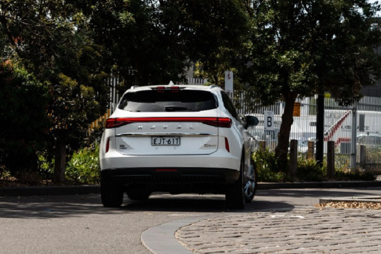 Hiện tại, giá xe Haval H6 tại Việt Nam vẫn chưa được tiết lộ. Theo nhiều đồn đoán, mức giá có thể loanh quanh ở mức 700 triệu đồng.