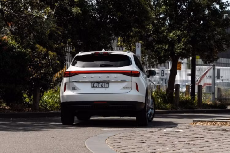 Hiện tại, giá xe Haval H6 tại Việt Nam vẫn chưa được tiết lộ. Theo nhiều đồn đoán, mức giá có thể loanh quanh ở mức 700 triệu đồng.