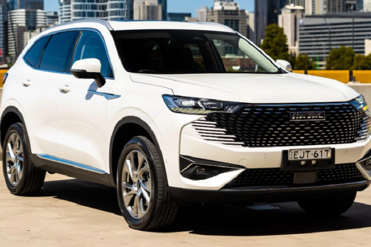 Một số trang bị nổi bật của Haval H6 có thể kể đến như bảng đồng hồ kỹ thuật số 10 inch, màn hình cảm ứng trung tâm 12 inch, sạc điện thoại không dây, hệ thống định vị, điều hòa tự động với bộ lọc không khí, hệ thống đèn viền Ambient Light, gương chiếu hậu chống chói tự động, kết nối WiFi, hệ thống âm thanh 8 loa, điều khiển bằng giọng nói và màn hình hiển thị thông tin kính lái HUD.