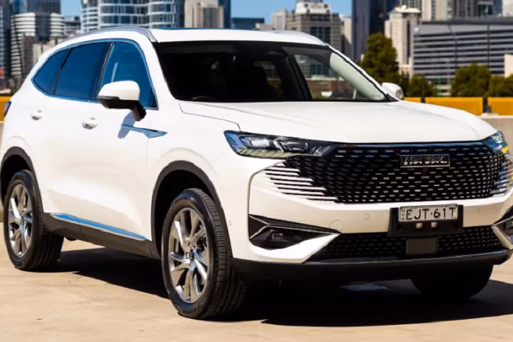 Một số trang bị nổi bật của Haval H6 có thể kể đến như bảng đồng hồ kỹ thuật số 10 inch, màn hình cảm ứng trung tâm 12 inch, sạc điện thoại không dây, hệ thống định vị, điều hòa tự động với bộ lọc không khí, hệ thống đèn viền Ambient Light, gương chiếu hậu chống chói tự động, kết nối WiFi, hệ thống âm thanh 8 loa, điều khiển bằng giọng nói và màn hình hiển thị thông tin kính lái HUD.