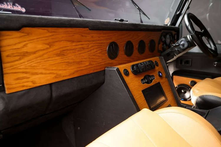 Nhằm khiến chiếc xe trở nên sang trọng hơn mà ko làm mất đi tính cổ điển, toàn bộ các chi tiết trong cabin đều được ốp gỗ hoặc bọc da/da lộn.