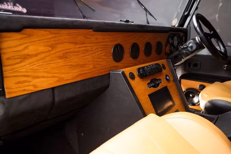 Nhằm khiến chiếc xe trở nên sang trọng hơn mà ko làm mất đi tính cổ điển, toàn bộ các chi tiết trong cabin đều được ốp gỗ hoặc bọc da/da lộn.