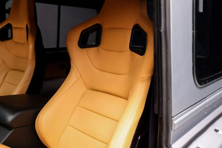 Với những nâng cấp toàn diện từ trong ra ngoài, không ngạc nhiên khi sản phẩm này có mức giá không hề rẻ. Theo Carscoops, Kahn rao bán Land Rover Defender 90 bản độ này với mức giá lên đến 129.000 USD (tương đương 3,15 tỷ đồng).