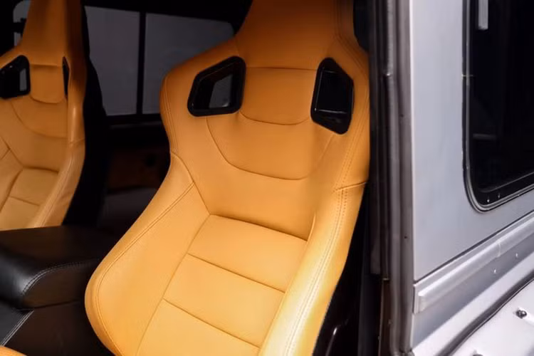 Với những nâng cấp toàn diện từ trong ra ngoài, không ngạc nhiên khi sản phẩm này có mức giá không hề rẻ. Theo Carscoops, Kahn rao bán Land Rover Defender 90 bản độ này với mức giá lên đến 129.000 USD (tương đương 3,15 tỷ đồng).