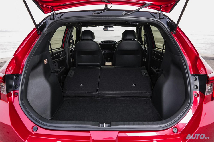 Trong khi đó, bản E được trang bị màn hình màu TFT 4,2 inch cho bảng đồng hồ và 4 loa. Bản V có vô lăng bọc da, ghế bọc da pha nỉ với chỉ khâu màu xanh và điều hòa tự động 1 vùng. Nội thất của bản RS cao cấp có một số điểm nhấn màu đỏ tương phản, vô lăng tích hợp lẫy chuyển số, bàn đạp ốp kim loại thể thao, bệ tì tay ở hàng ghế sau, hệ thống âm thanh 6 loa và hệ thống kết nối viễn thông Honda Connect.