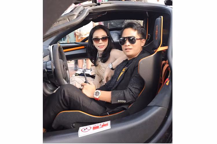 Trong garage xe của vợ chồng Mai Lisa hiện có quá nhiều siêu xe để chọn lựa để di chuyển, nhưng "nóc nhà" của đại gia Hoàng Kim Khánh chỉ thích quay video với McLaren Senna, Lamborghini Aventador S, Ferrari 488 Pista Spider hay Bentley Mulsanne EWB để úp lên mạng cho vui