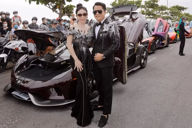 Trong giới doanh nhân, bà Phan Thị Mai, hay còn được biết đến với tên gọi Mai Lisa - vợ tay chơi siêu xe Hoàng Kim Khánh, không chỉ nổi tiếng với độ mát tay trong việc kinh doanh ngành thẩm mỹ, mà còn gây sự chú ý với cộng đồng mạng bởi những chia sẻ rất chân thực về cuộc sống, những món quà tặng khủng dành cho chồng như siêu xe, đồng hồ đắt đỏ.v.v...