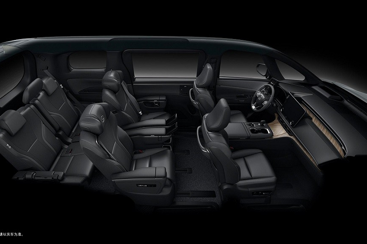 So với thế hệ cũ, mẫu xe MPV Lexus LM 2024 dài hơn 85 mm, rộng hơn 40 mm, cao hơn 10 mm trong khi chiều dài cơ sở giữ nguyên. Điểm nhấn của mẫu MPV hạng sang này nằm ở khu vực đầu xe với lưới tản nhiệt hình con suốt cỡ lớn đặc trưng nhưng có thêm mắt lưới tổ ong tương tự người anh em Lexus RX 2023.