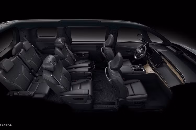 So với thế hệ cũ, mẫu xe MPV Lexus LM 2024 dài hơn 85 mm, rộng hơn 40 mm, cao hơn 10 mm trong khi chiều dài cơ sở giữ nguyên. Điểm nhấn của mẫu MPV hạng sang này nằm ở khu vực đầu xe với lưới tản nhiệt hình con suốt cỡ lớn đặc trưng nhưng có thêm mắt lưới tổ ong tương tự người anh em Lexus RX 2023.