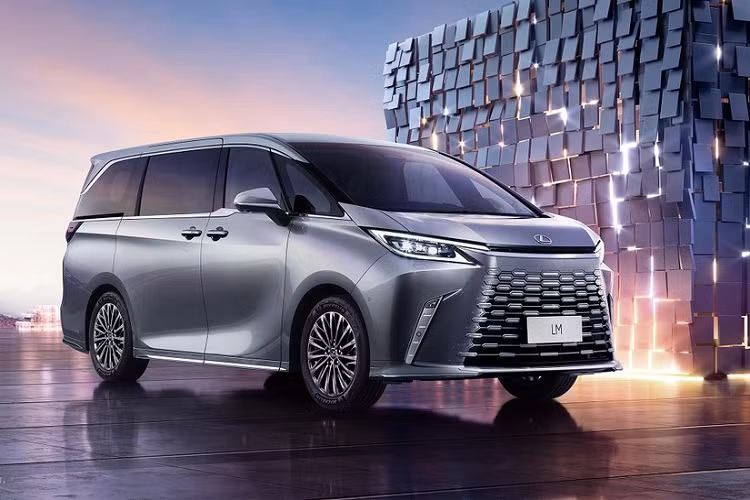 Theo đó, tại thị trường Trung Quốc, mẫu MPV hạng sang được mệnh danh "chuyên cơ mặt đất" này có 3 phiên bản là LM 350h 8 chỗ, LM 500h 6 chỗ và LM 500h 4 chỗ. Giá xe Lexus LM 2024 dao động từ 1,199 - 1,58 triệu Nhân dân tệ (khoảng 3,96 - 5,22 tỷ đồng).
