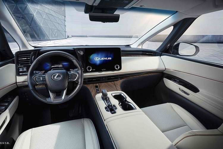 Tại đây, xe có thêm đèn hậu LED mới nằm vắt ngang đuôi xe nhưng được thiết kế võng xuống. Ở chính giữa cửa cốp còn có thêm một dải đèn mỏng khác và tem chữ nổi "Lexus". Tiếp theo đó là đường gân mới chia cửa cốp thành 2 phần và kéo dài đến hốc bánh sau. Bên trong Lexus LM thế hệ mới là không gian nội thất 4 chỗ, 6 chỗ hoặc 8 chỗ. Trong đó, phiên bản 4 chỗ cao cấp nhất có 2 ghế thương gia ở phía sau với đủ tính năng sưởi ấm, thông hơi, massage và tích hợp bệ đỡ bắp chân.