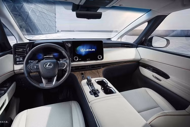 Tại đây, xe có thêm đèn hậu LED mới nằm vắt ngang đuôi xe nhưng được thiết kế võng xuống. Ở chính giữa cửa cốp còn có thêm một dải đèn mỏng khác và tem chữ nổi "Lexus". Tiếp theo đó là đường gân mới chia cửa cốp thành 2 phần và kéo dài đến hốc bánh sau. Bên trong Lexus LM thế hệ mới là không gian nội thất 4 chỗ, 6 chỗ hoặc 8 chỗ. Trong đó, phiên bản 4 chỗ cao cấp nhất có 2 ghế thương gia ở phía sau với đủ tính năng sưởi ấm, thông hơi, massage và tích hợp bệ đỡ bắp chân.