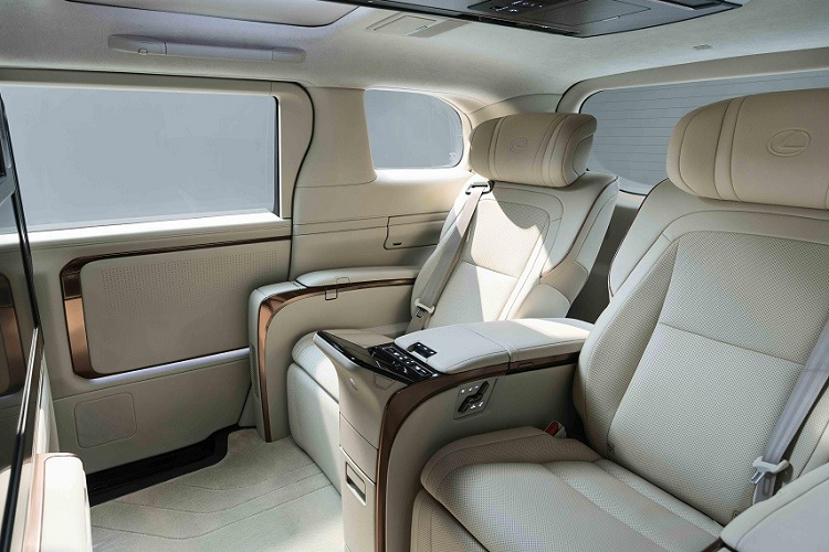 Logo của hãng Lexus đã được chuyển từ bên trong lưới tản nhiệt lên trên nắp ca-pô. Bên cạnh đó là cụm đèn pha sắc sảo với 3 bóng LED, được bao quanh bằng 2 dải đèn LED định vị ban ngày hình chữ "L" mới. Ở hai góc cản trước có thêm khe gió nằm dọc, trang trí bằng nẹp màu bạc cứng cáp hơn.