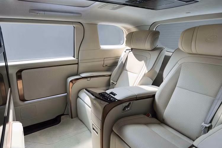 Logo của hãng Lexus đã được chuyển từ bên trong lưới tản nhiệt lên trên nắp ca-pô. Bên cạnh đó là cụm đèn pha sắc sảo với 3 bóng LED, được bao quanh bằng 2 dải đèn LED định vị ban ngày hình chữ "L" mới. Ở hai góc cản trước có thêm khe gió nằm dọc, trang trí bằng nẹp màu bạc cứng cáp hơn.