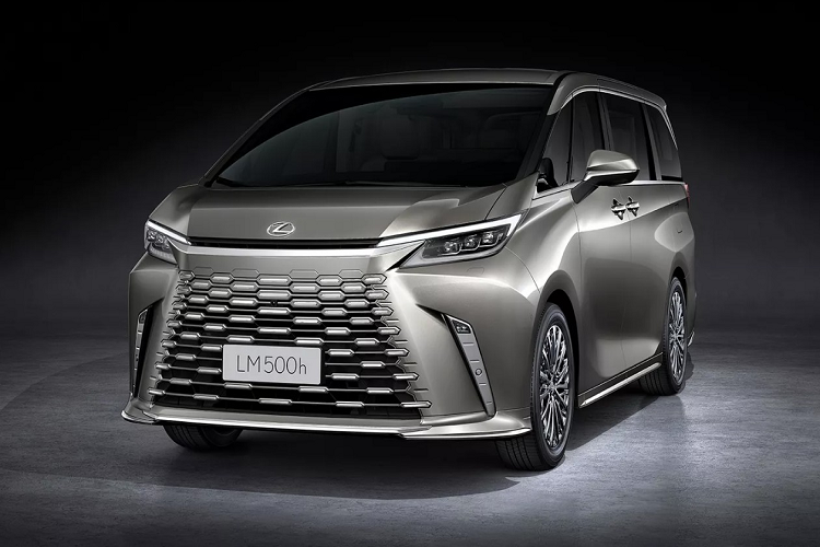 Ở khu vực khoang lái, Lexus LM 2024 được trang bị mặt táp-lô bọc da/ốp gỗ, bảng đồng hồ kỹ thuật số nối liền với màn hình cảm ứng trung tâm 14 inch, vô lăng đi kèm các nút cảm ứng mới, cần số ngắn trên cụm điều khiển trung tâm, phanh tay điện tử và tính năng tự động giữ phanh tạm thời.