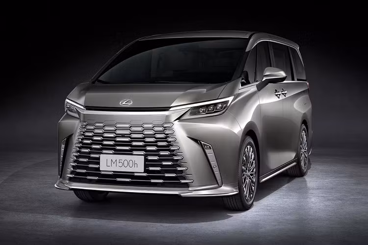 Ở khu vực khoang lái, Lexus LM 2024 được trang bị mặt táp-lô bọc da/ốp gỗ, bảng đồng hồ kỹ thuật số nối liền với màn hình cảm ứng trung tâm 14 inch, vô lăng đi kèm các nút cảm ứng mới, cần số ngắn trên cụm điều khiển trung tâm, phanh tay điện tử và tính năng tự động giữ phanh tạm thời.