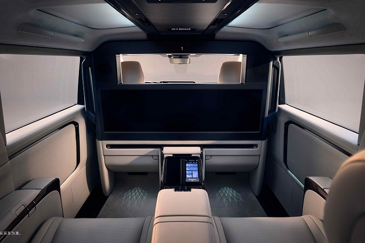 Ở khu vực bên sườn, "chuyên cơ mặt đất" được làm mới bằng nóc kéo dài xuống cột D, đường chân kính mạ crôm và đường dập gân nối từ cửa trước đến đèn hậu. Gương chiếu hậu của xe được thiết kế góc cạnh hơn trong khi vành la-zăng có đường kính từ 17 - 19 inch, tùy phiên bản. Bên cạnh đó là cửa lùa chỉnh điện như thế hệ cũ. Tương tự đầu xe, khu vực phía sau của Lexus LM 2024 cũng được thiết kế hình chữ "X". 