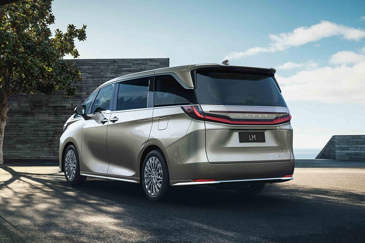 Bước sang thế hệ mới, Lexus LM tiếp tục dùng chung cơ sở gầm bệ với cặp đôi Toyota Alphard và Crown Vellfire 2024. Tuy nhiên, xe được thay đổi thiết kế sao cho không còn giống với Toyota Alphard. Được phát triển dựa trên cơ sở gầm bệ TNGA của tập đoàn mẹ Toyota, Lexus LM mới sở hữu kích thước dài x rộng x cao lần lượt là 5.125 x 1.890 x 1.955 mm và chiều dài cơ sở 3.000 mm.