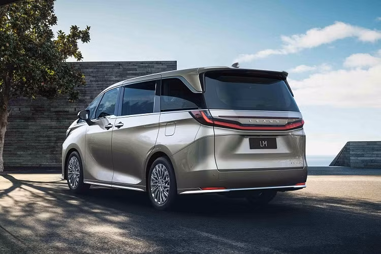 Bước sang thế hệ mới, Lexus LM tiếp tục dùng chung cơ sở gầm bệ với cặp đôi Toyota Alphard và Crown Vellfire 2024. Tuy nhiên, xe được thay đổi thiết kế sao cho không còn giống với Toyota Alphard. Được phát triển dựa trên cơ sở gầm bệ TNGA của tập đoàn mẹ Toyota, Lexus LM mới sở hữu kích thước dài x rộng x cao lần lượt là 5.125 x 1.890 x 1.955 mm và chiều dài cơ sở 3.000 mm.