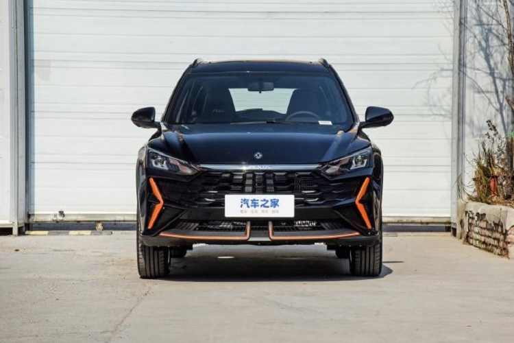 Dongfeng Fengshen Yixuan GS Mach Edition mới ra mắt sẽ có tổng cộng 3 mẫu với mức giá 85.900 nhân dân tệ (295 triệu đồng), 95.900 nhân dân tệ (329 triệu đồng) và 99.900 nhân dân tệ (343 triệu đồng). Như vậy so với bản cũ, Fengshen Yixuan GSMach Edition giá rẻ hơn và hứa hẹn sẽ khuấy đảo phân khúc xe crossover cỡ nhỏ.